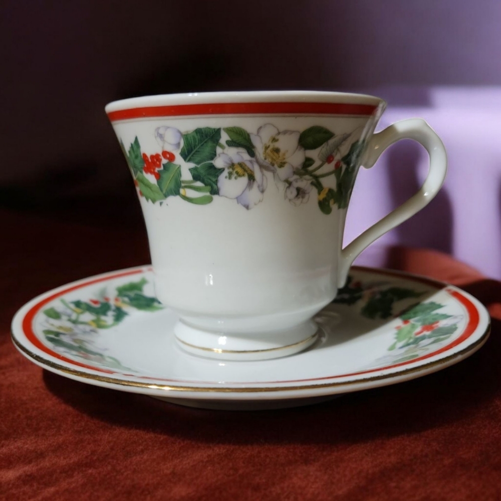 Vtg Lynn's China St Maria Holiday Cup & Saucer Holly Berries Flowers Gold Rim